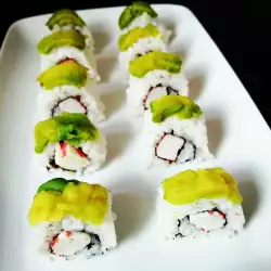 Sushi con bocas de mar y aguacate