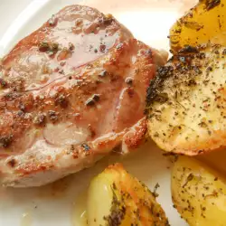 Aguja de cerdo a la sartén con patatas al horno