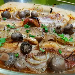 Panceta de cerdo al horno con cebolla y champiñones