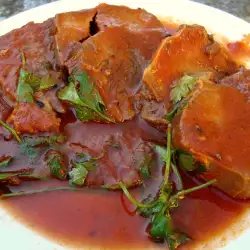 Lengua cocida con salsa de tomate aromática