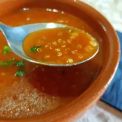 Sopa de tomate y quinoa