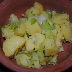 Ensalada templada de invierno con patatas y puerro