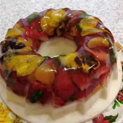 Pastel de gelatina con flores comestibles y frutas