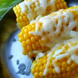 Mazorcas de maíz con mantequilla y queso