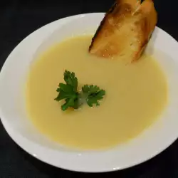 Sopa vegetariana con mantequilla