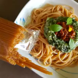 Espaguetis integrales saludables con tomates secos y espinacas