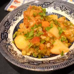 Guiso de verduras con guisantes y albóndigas