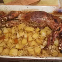 Conejo relleno con patatas al horno