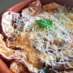 Cazuela con berenjena, mozzarella y salsa