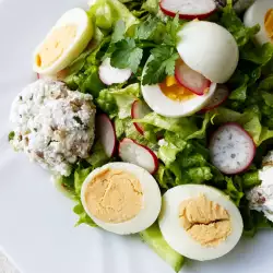 Ensalada verde con huevos y queso blanco