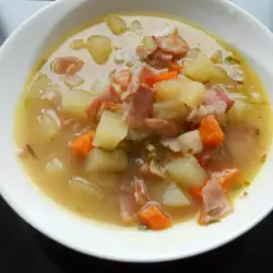 Sopa de patatas con bacon y jamón