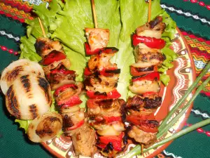 Pinchos de cordero marinado al estilo griego (Αρνί σχάρας)