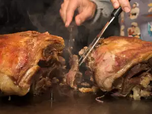 Cordero asado, relleno de arroz y asadurilla