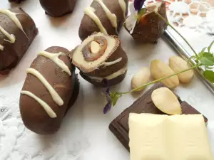 Bombones de almendra con mazapán y dátiles