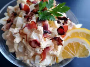 Ensalada americana con huevos y bacon