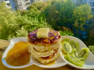 Tortitas americanas con mermelada de albaricoque casera