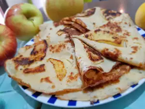 Tortitas de manzana sedosas con trozos de fruta entera