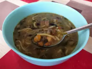 Sopa árabe Ash Reshteh con garbanzos y espinacas