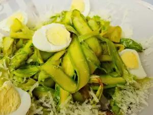 Tagliatelle de espárragos con huevos de codorniz