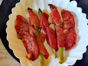 Espárragos al horno con pimientos y tomates