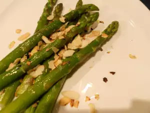 Espárragos a la sartén grill con almendras laminadas