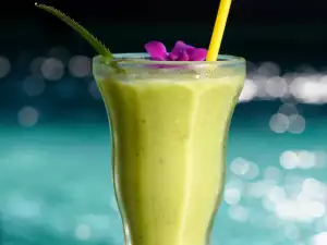 Smoothie verde con aguacate y té verde