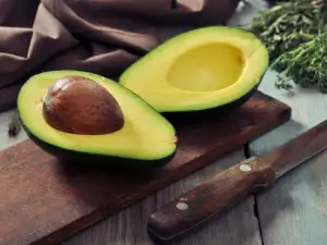 ¿Cómo almacenar aguacates enteros y cortados?