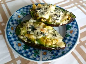 Aguacate al horno con queso azul