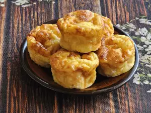 Pequeños pastelitos salados en la freidora de aire