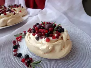 Mini Pavlova con Granada y Grosellas