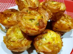 Mini pasteles de masa filo con queso y perejil