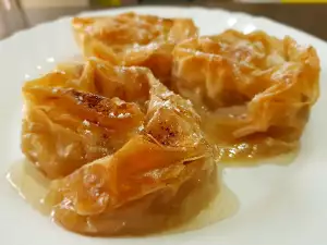 Caracolas de masa filo con miel y delicias turcas