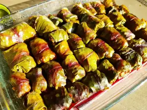 Sarma tradicional con hojas de remolacha