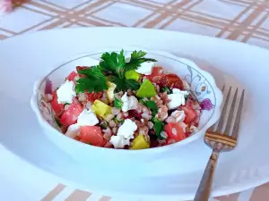 Ensalada sin gluten con trigo sarraceno y tomates