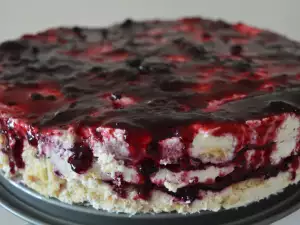 Tarta de galletas con mascarpone y mermelada de arándanos