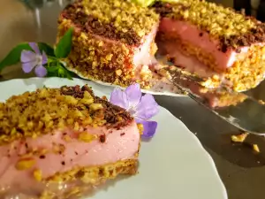 Tarta de galletas con sirope de fresa y cereza