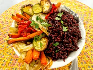 Arroz venere con verduras asadas