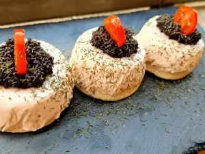 Mini blinis con mousse de salmón