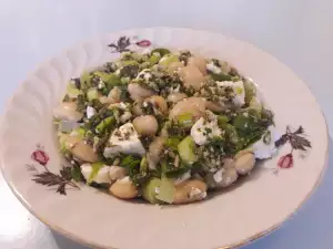 Ensalada de alubias con cebolleta, queso y especias