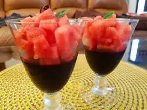 Postre vegano de gelatina con arándanos y sandía