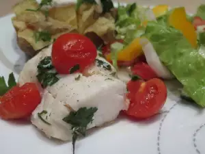 Pescado blanco con tomates cherry en bolsa de asar