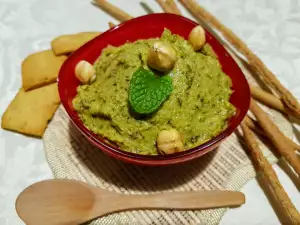 Aperitivo de untar con brócoli, kale y avellanas