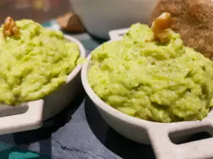 Aperitivo de untar con brócoli, nueces y almendras