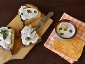 Tostadas con salsa de mayonesa y atún