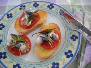 Bruschettas con sardinas asadas y tomate