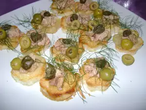 Bruschetta con atún y alcaparras