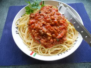 Bucatini con carne picada y salsa de tomate