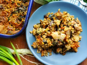 Cerdo con bulgur, espinacas y champiñones