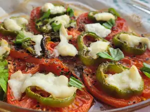 Tomates con pimientos y burrata al horno