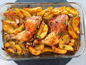 Muslos de pollo con patatas, cebollas y vino blanco